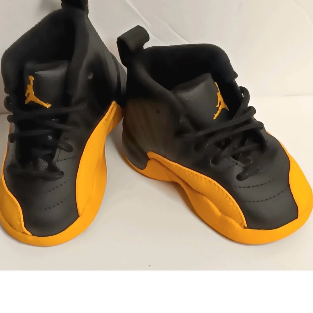 Jordan 12 Retro Black/ University Gold 850000-070 Toddler Sz 4c unworn
